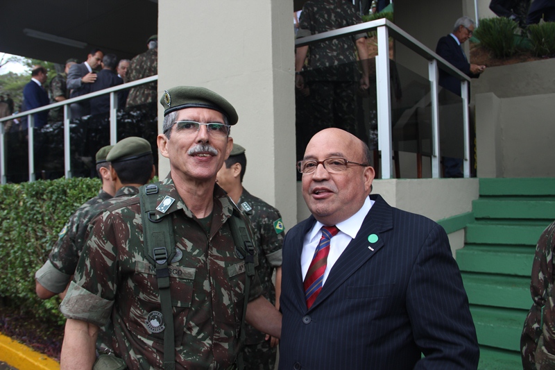 O General de Divisão Henrique Martins Nolasco Sobrinho com Cristiano Alkmim (Foto: Karina Coutinho)